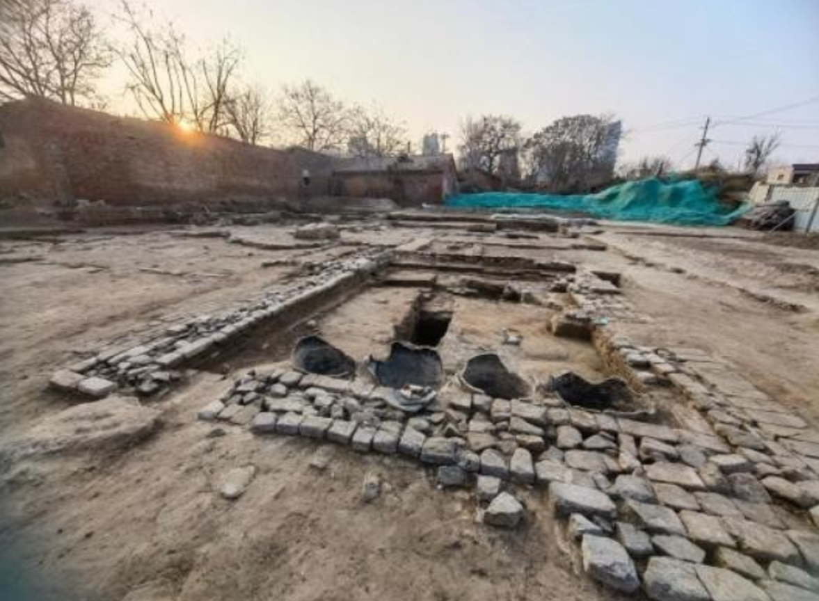 Khi các chuyên gia thuộc Trường Lịch sử của Đại học Nhân dân Trung Quốc gạt bỏ lớp bụi bẩn, họ nhìn thấy các ký tự cổ Trung Quốc trên khối đất bắt đầu hiện ra. Ảnh: @Zhang Dongru/China Daily.