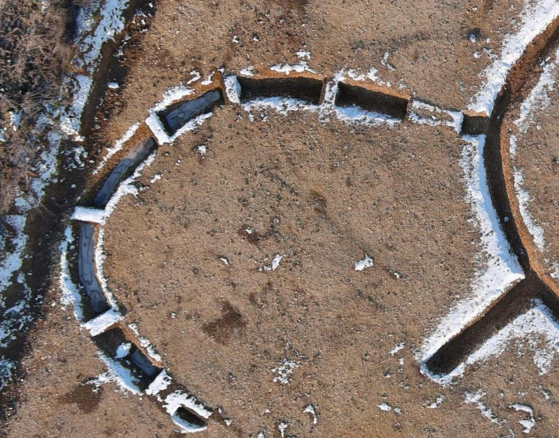 Ở phía bắc, có một khu vực hình móng ngựa nhỏ hơn, dài khoảng 7,9 mét. Khu vực này được nối trực tiếp với vòng tròn chính. Ảnh: @Viện Nghiên cứu Khảo cổ học Dự phòng Quốc gia Pháp.