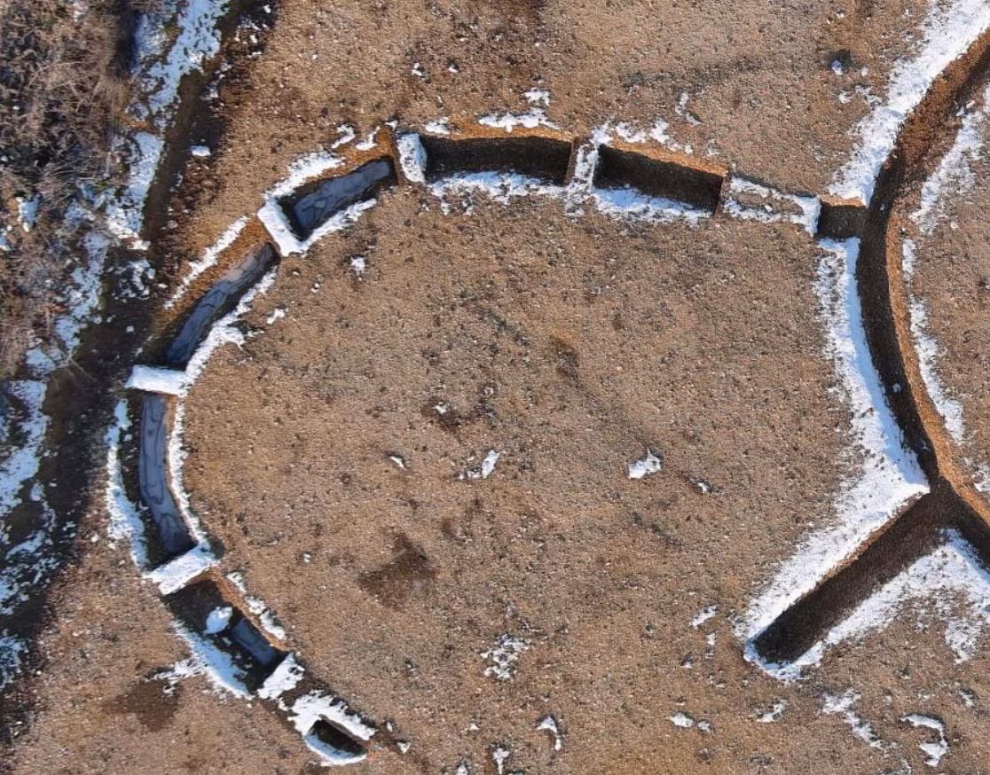 Ở phía bắc, có một khu vực hình móng ngựa nhỏ hơn, dài khoảng 7,9 mét. Khu vực này được nối trực tiếp với vòng tròn chính. Ảnh: @Viện Nghiên cứu Khảo cổ học Dự phòng Quốc gia Pháp.