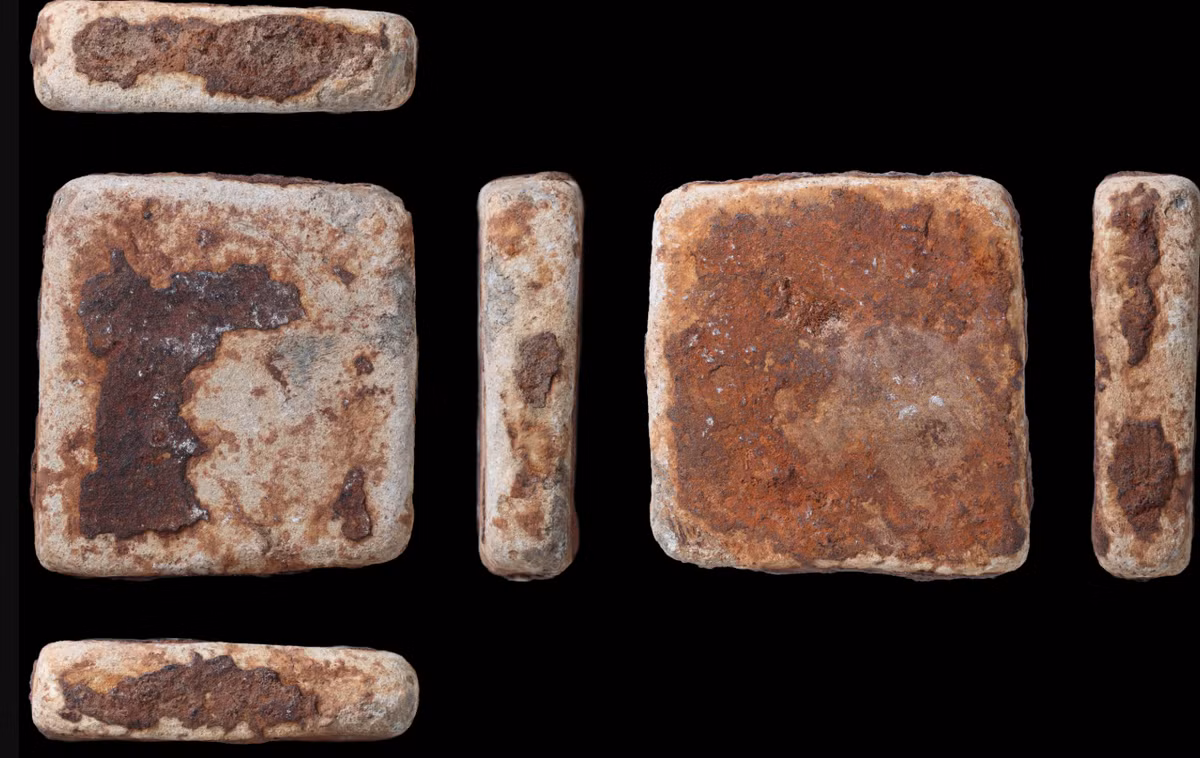 Tuy nhiên, chì là thứ khiến các chuyên gia khảo cổ Anh phấn khích nhất trong kho báu đặc biệt này, bởi sự xuất hiện của chì trong Thời Kỳ Đồ Đồng là cực kỳ hiếm. Ảnh: @Bảo Tàng Anh.