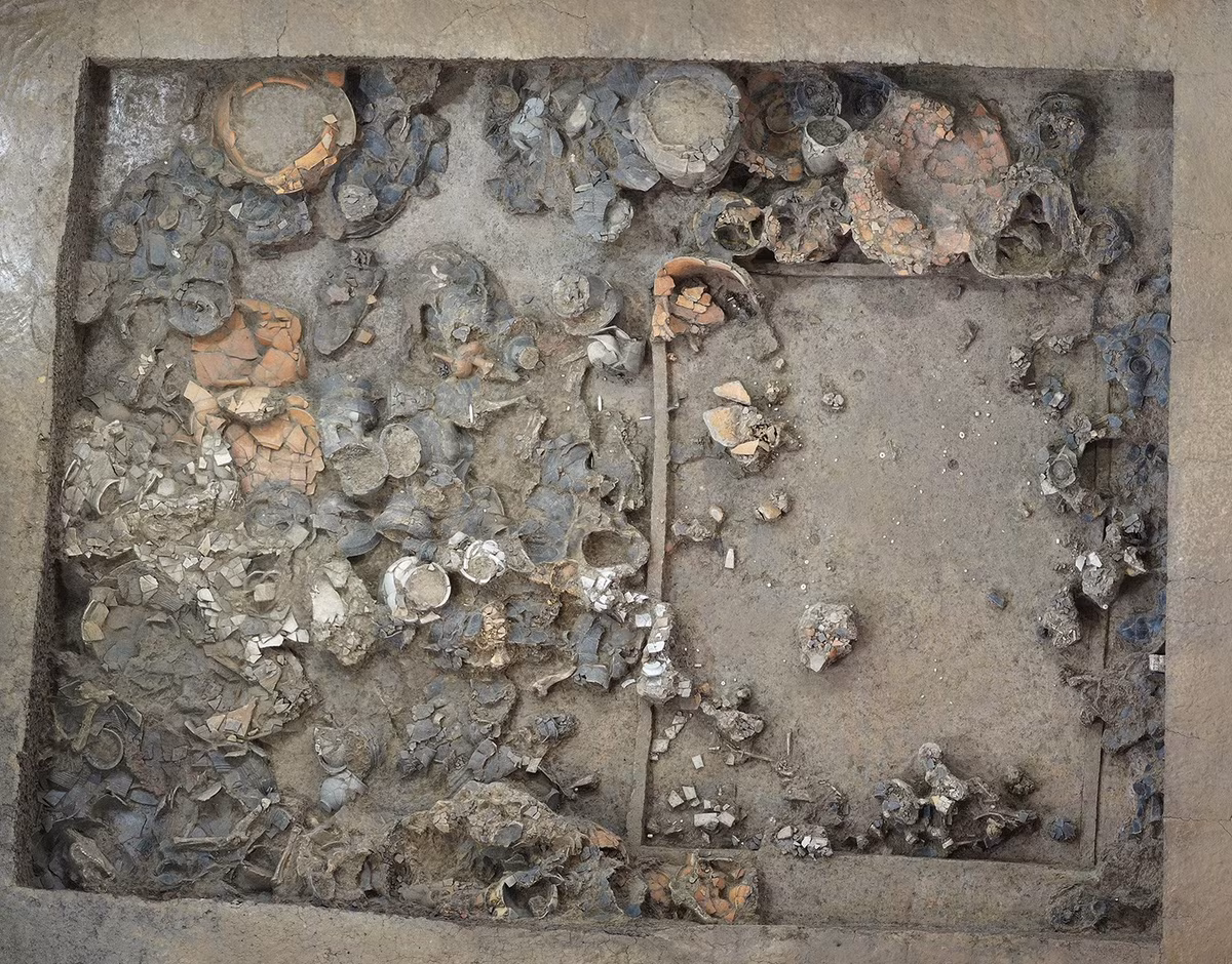 Ngôi mộ M27 này ước tính có niên đại khoảng 5.000 năm tuổi, thuộc nền văn hóa Đại Văn Khẩu và trong mộ có chứa tới hơn 350 món đồ tùy táng. Ảnh: @Viện Hàn lâm Khoa học Xã hội Trung Quốc.