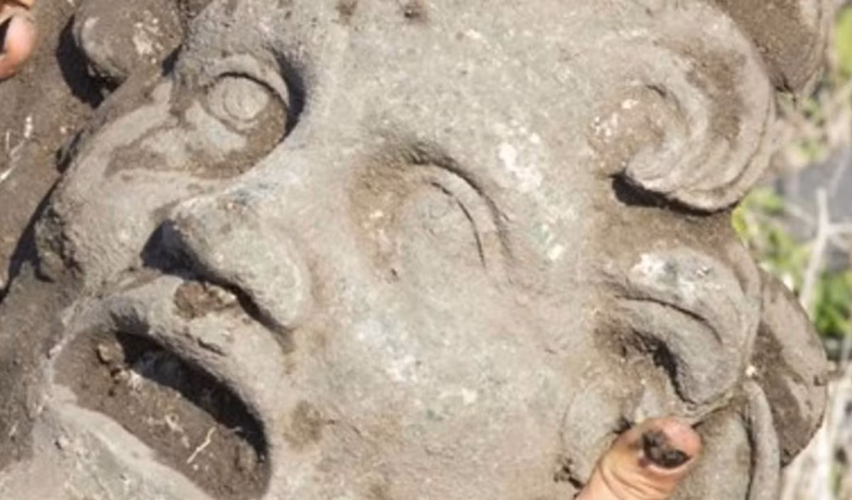 Tiến sĩ Michael Eisenberg thuộc Khoa Khảo cổ học của Đại học Haifa và Viện Khảo cổ học Zinman cho biết: “Những chiếc mặt nạ đồng cỡ to như này là cực kỳ hiếm và thường không khắc họa vị thần Pan hay bất kỳ hình ảnh thần thoại Hy Lạp hay La Mã cổ đại nào. Hầu hết các chiếc mặt nạ đồng được biết đến từ thời kỳ Hy Lạp hóa và La Mã cổ đại đều là mặt nạ có kích thước nhỏ hơn rất nhiều”. Ảnh: @ Đại học Haifa.