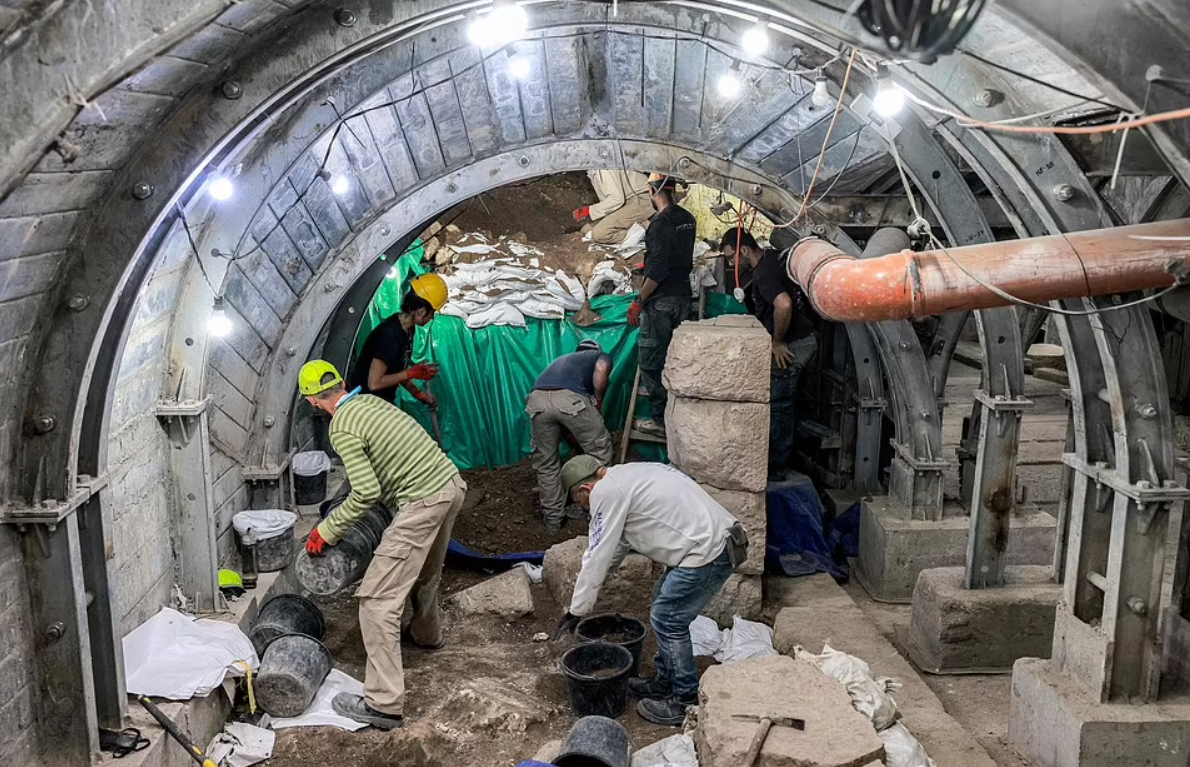 Tiến sĩ Yuval Baruch đến từ Cơ quan Cổ vật Israel cho biết thêm: “Chiếc đèn dầu này là một phát hiện rất độc đáo, và theo chúng tôi biết, đây là chiếc đèn đầu tiên thuộc loại này được phát hiện ở Israel, và kiểu đèn dầu này chưa từng được tìm thấy ở bất cứ nơi nào khác trên thế giới”. Ảnh: @Cơ quan Cổ vật Israel.