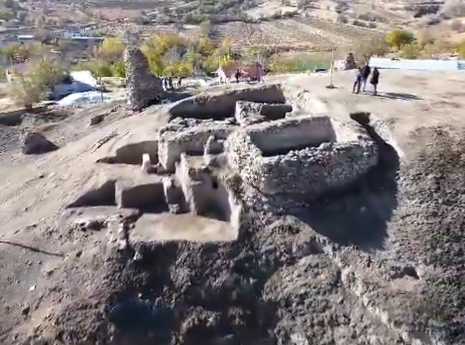 Khi đang tiến hành khai quật tại Lâu đài Tadım và Gò đất Tadım ở làng Tadım, Elazığ, Thổ Nhĩ Kỳ, các chuyên gia đến từ Bảo tàng Khảo cổ và Dân tộc học Elazığ bất ngờ phát hiện những hiện vật khảo cổ quan trọng. Ảnh: @Bảo tàng Khảo cổ và Dân tộc học Elazığ.