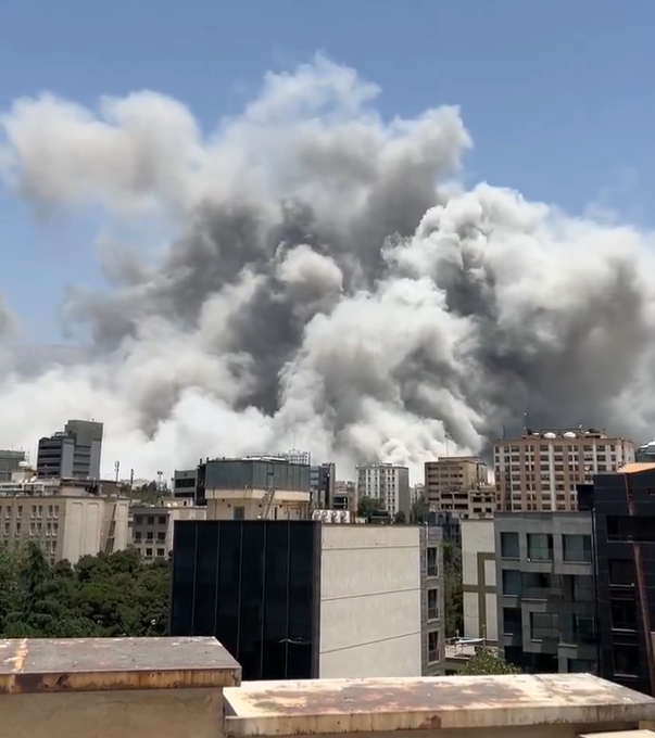 Các báo cáo của phương tiện truyền thông Israel tuyên bố rằng, hàng trăm thành viên của IRGC đã thiệt mạng trong cuộc tấn công này. Những đám khói khổng lồ được nhìn thấy rõ trên bầu trời Tehran. Ảnh: @Osinttechnical.