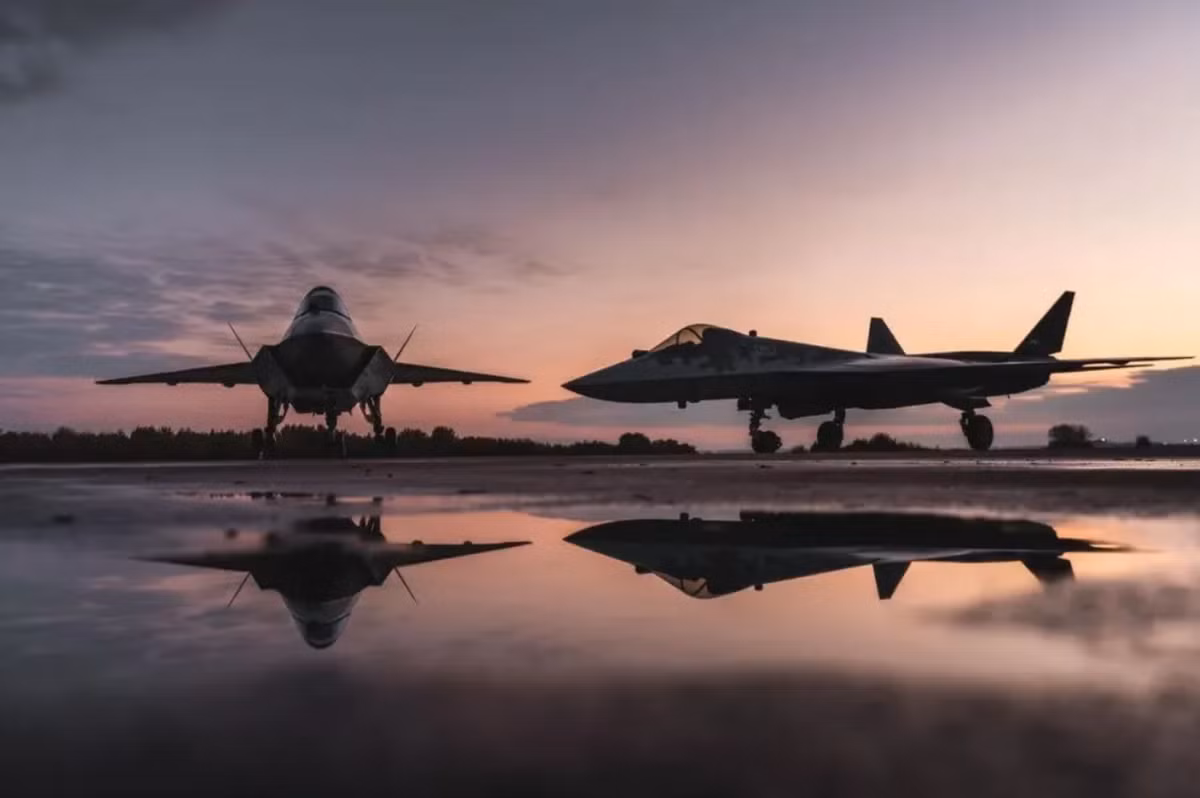 Trong một tin tức quan trọng đối với ngành hàng không vũ trụ quốc phòng Nga, gần đây có thông tin cho biết, chuyến bay đầu tiên của máy bay chiến đấu thế hệ thứ năm Sukhoi Su-75 "Checkmate" đã được ấn định thời gian bay dự kiến, tức là vào đầu năm sau. Ảnh: @ Defense Review.