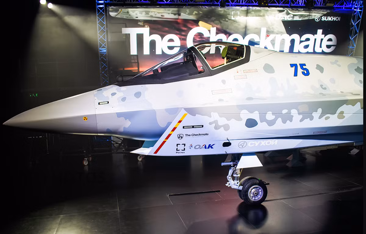 Cuối cùng, điều quan trọng cần lưu ý là ngay cả khi nền tảng Sukhoi Su-75 "Checkmate" thực hiện chuyến bay đầu tiên vào đầu năm tới, Moscow sẽ phải đối mặt với một kịch bản khó khăn trong việc đạt được sản xuất hàng loạt và sau đó là xuất khẩu. Ảnh: @AirTeamImages.