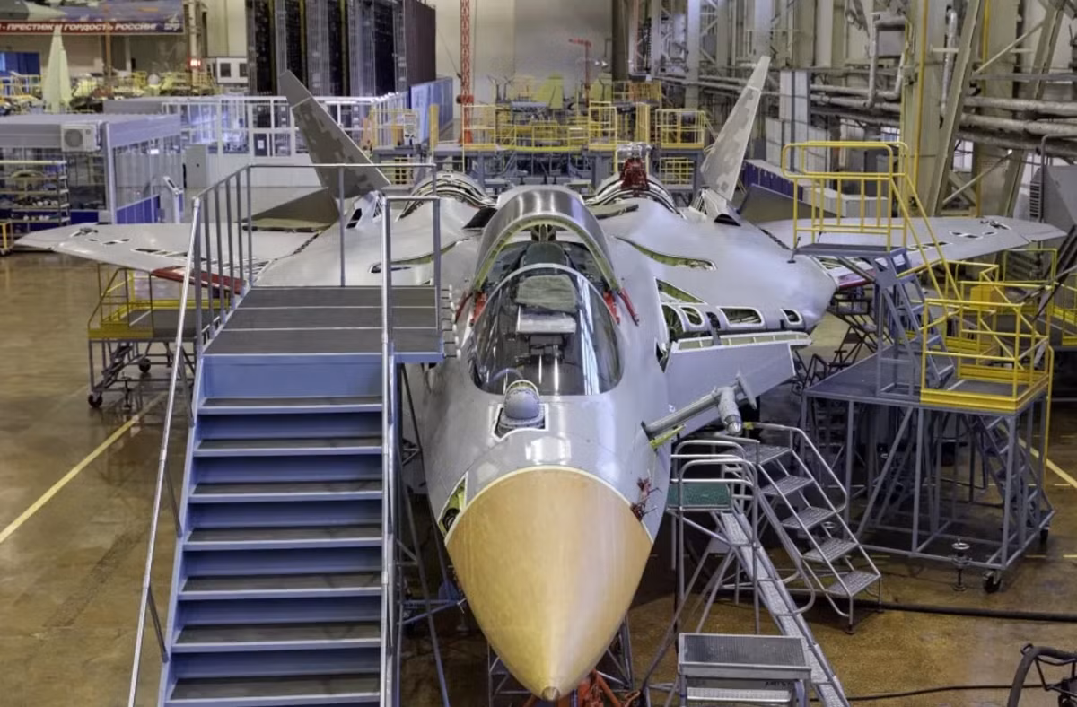 Nếu đúng như vậy, tin tức này sẽ đánh dấu một cột mốc quan trọng đối với nền tảng máy bay Sukhoi Su-75 "Checkmate" ban đầu vốn được giới thiệu vào năm 2021, khi nó được trưng bày tại một triển lãm được tổ chức trong khuôn khổ Triển lãm Hàng không MAKS-2021. Ảnh: @ Defense Review.