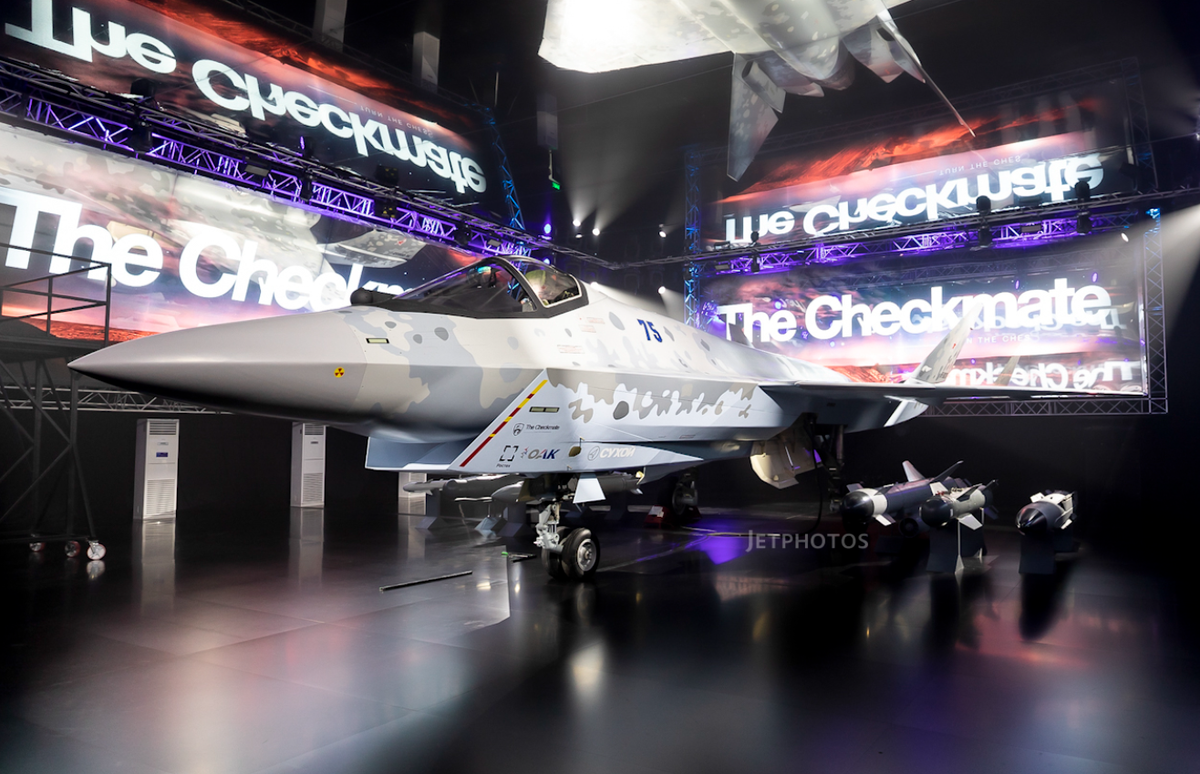 Tuy nhiên, cần nhắc lại rằng ước tính về thời điểm chuyến bay đầu tiên của máy bay Sukhoi Su-75 "Checkmate" sẽ diễn ra đã gây xôn xao dư luận vào năm 2022, khi Tổng giám đốc điều hành của United Aircraft Corporation (UAC), Yury Slyusar, tuyên bố tại Triển lãm hàng không MAKS năm 2022 rằng, chuyến bay này sẽ diễn ra vào năm 2024. Ảnh: @AirTeamImages.