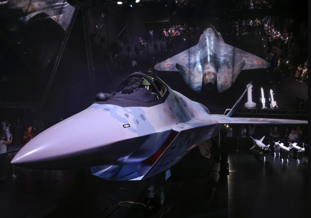 Các đặc tính kỹ thuật khác được tiết lộ bao gồm khả năng đạt tốc độ lên đến Mach 1.8 nhờ động cơ Izdeliye 30, với tầm hoạt động khoảng 3.000 km. Hơn nữa, máy bay Sukhoi Su-75 "Checkmate" sẽ tích hợp các khía cạnh rút ra từ những bài học kinh nghiệm trong quá trình thiết kế và chế tạo Su-57, bao gồm một loạt vũ khí tương tự trong khoang chứa vũ khí bên trong, và hai giá treo vũ khí dưới cánh, cũng như sẽ có độ phản xạ radar thấp. Ảnh: @FlightGlobal.