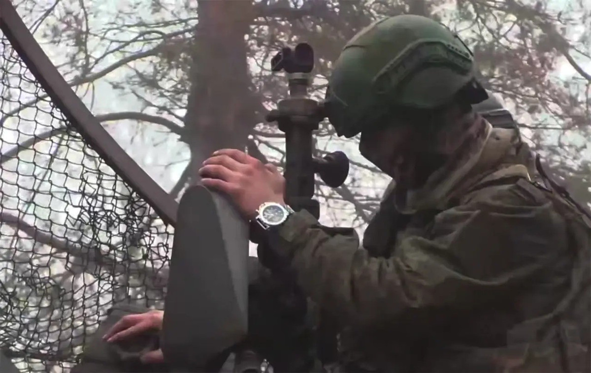 Khi tuyến hậu cần bị gián đoạn, các đơn vị Ukraine đứng trước nguy cơ thiếu hụt đạn dược, nhiên liệu và khả năng luân chuyển quân số. Điều này không chỉ làm suy giảm năng lực tác chiến, mà còn tạo áp lực tâm lý nặng nề lên binh sĩ, buộc bộ chỉ huy Ukraine phải cân nhắc giữa việc giữ trận địa hay rút lui nhằm tránh nguy cơ bị bao vây.