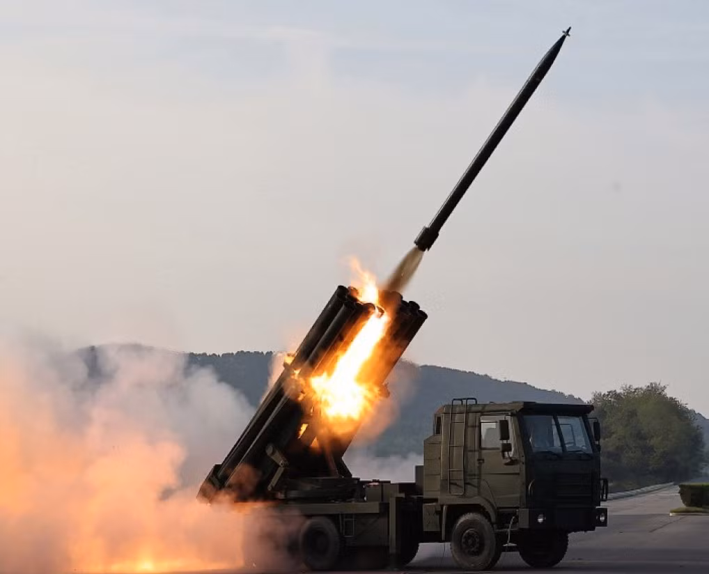 Việc Nga sử dụng các hệ thống này trên chiến trường được hiểu là một phần của quan hệ đối tác quân sự đang phát triển giữa Moscow và Bình Nhưỡng, khi Nga tìm cách bổ sung kho dự trữ vũ khí của mình trong bối cảnh mức tiêu thụ đang cao. Ảnh: @NK News.