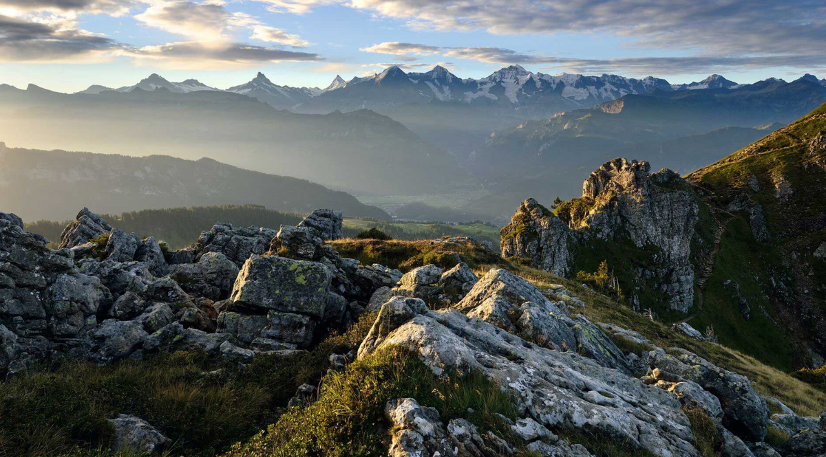 Một nhóm các chuyên gia đến từ Viện Nghiên Cứu Atlas Obscura làm việc tại dãy núi Bernese Alps ở Thụy Sĩ bất ngờ tìm thấy một vật thể lạ. Ảnh: @Viện Nghiên Cứu Atlas Obscura.