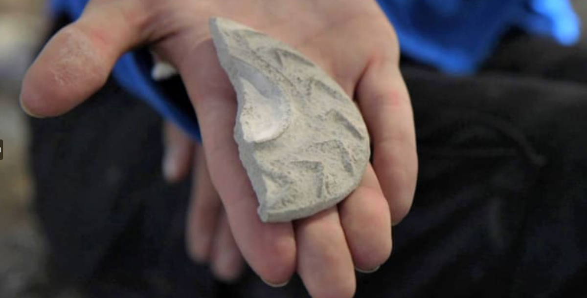 Trong khi đó, một giả thuyết khác cho rằng, những chiếc gương ma thuật này thực tế có thể đã được sử dụng trong thuật bói toán bằng gương, một nghệ thuật bói toán bằng gương được người Hy Lạp và La Mã cổ đại thực hành khá phổ biến. Ảnh: @Cơ quan Cổ vật Israel.