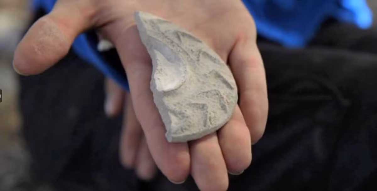 Trong khi đó, một giả thuyết khác cho rằng, những chiếc gương ma thuật này thực tế có thể đã được sử dụng trong thuật bói toán bằng gương, một nghệ thuật bói toán bằng gương được người Hy Lạp và La Mã cổ đại thực hành khá phổ biến. Ảnh: @Cơ quan Cổ vật Israel.