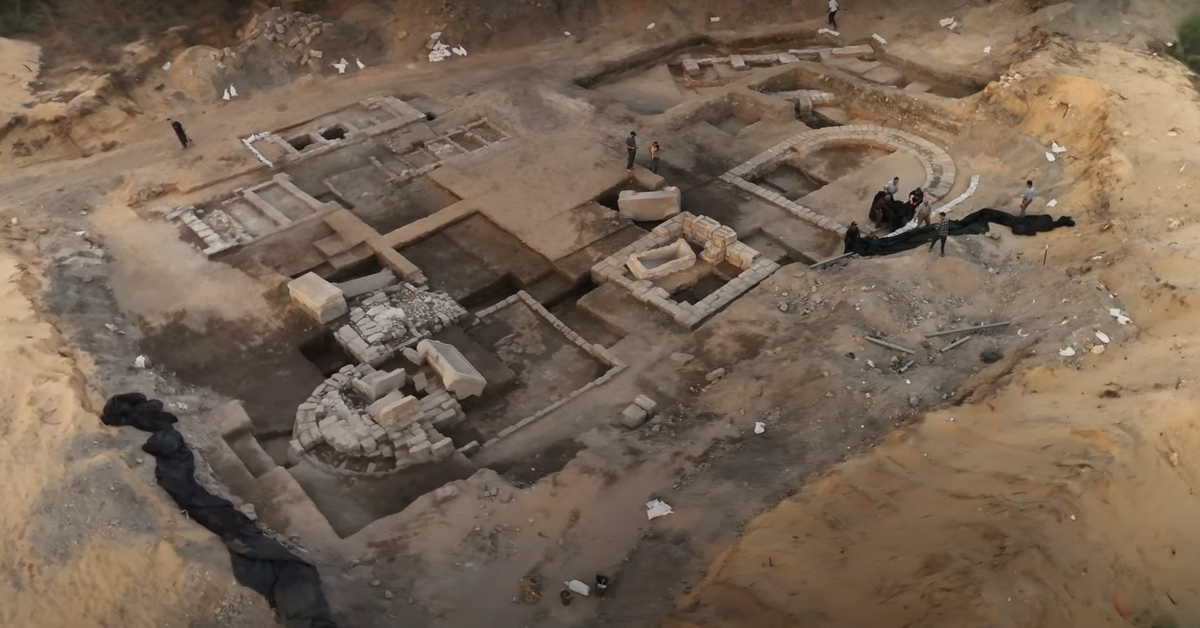 Khi tiến hành khai quật tại một khu di tích khảo cổ gần thành phố ven biển Caesarea, Israel, các nhà khảo cổ học đến từ Cơ quan Cổ vật Israel (IAA) đã khai quật một khối vật thể khảo cổ kỳ lạ. Ảnh: @IAA.