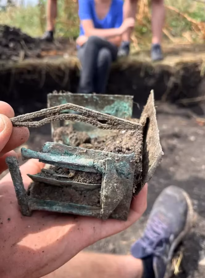 Điều đáng chú ý là chiếc hộp đồng này có thiết kế mô hình dạng như một ngôi đền La Mã cổ đại đặc thù. Ảnh: @Đại học Babeș-Bolya.