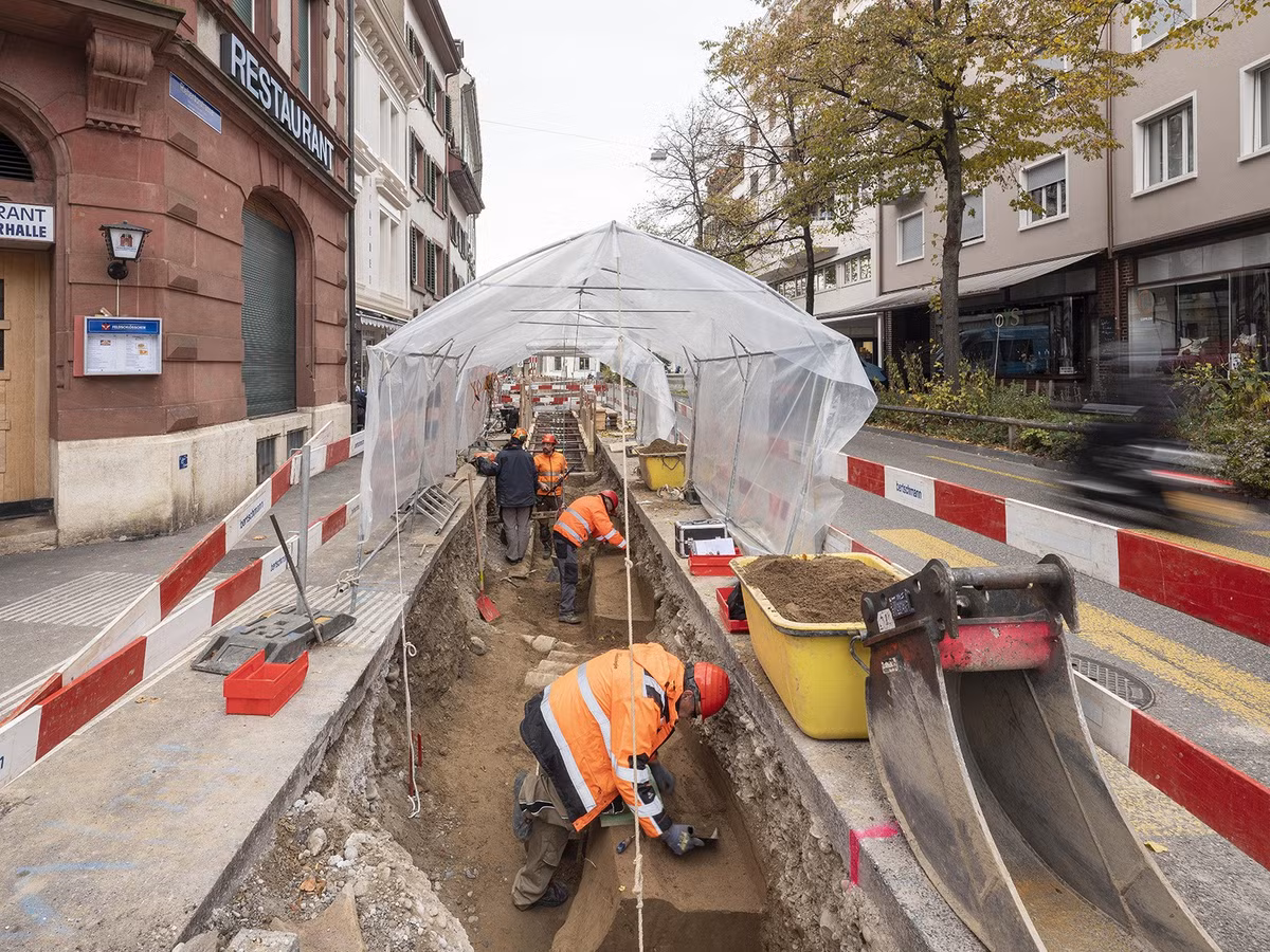 Đó là một ngôi mộ bé gái 12 tuổi, ước tính có niên đại thuộc thế kỷ thứ 6 Sau Công Nguyên. Ngôi mộ bé gái này được trang trí đặc biệt, trong tình trạng bảo quản tốt. Ảnh: @Bảo tàng Cổ vật Basel.