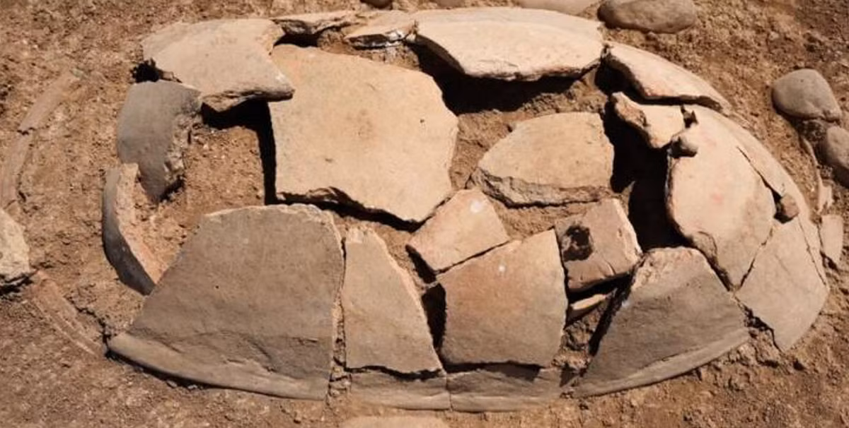 Theo hãng thông tấn Agence France-Presse, nhóm khảo cổ đang tiến hành di dời các ngôi mộ đến Bảo tàng Duhok để nghiên cứu thêm. Ảnh: @Agence France-Presse.