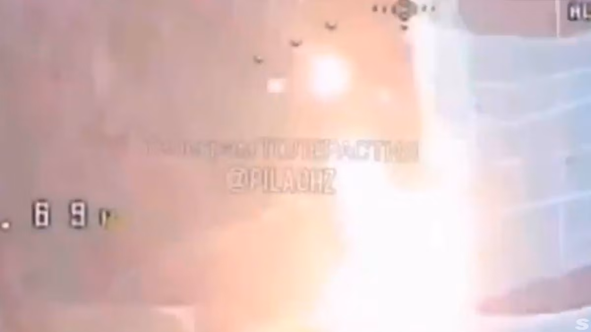 Trong khi đó, thuốc nổ nhiệt nhôm cháy ở nhiệt độ cực cao — trên 2.000°C. Về lý thuyết, ngay cả khi tiếp xúc ngắn với ngọn lửa của thuốc nổ nhiệt nhôm này cũng đủ để làm tan chảy lưới mỏng. Ảnh: @distant_earth83.