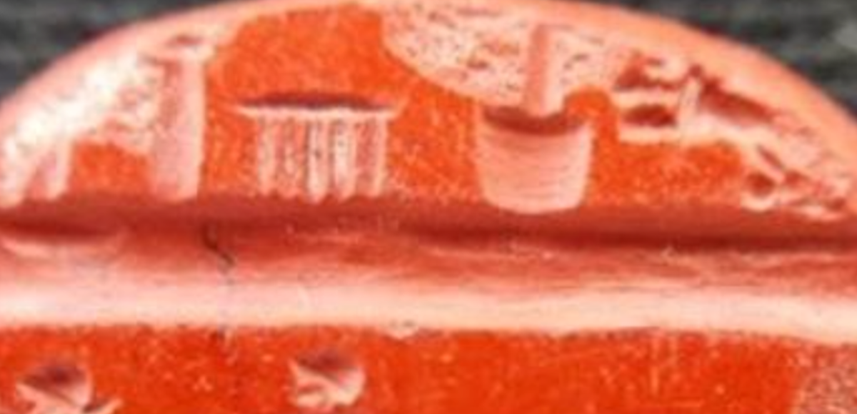 Nửa dưới của viên đá nhẫn khắc hình những cỗ xe ngựa, trong khi nửa trên mô tả kiến ​​trúc của trường đua. Ảnh: @ Đại học Akdeniz.