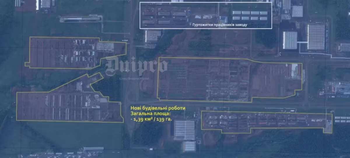 Thậm chí, đầu tuần này, một hình ảnh vệ tinh đã được đăng trên kênh Telegram chính thức của Dnipro Ukraine, tuyên bố cho thấy có sự mở rộng quy mô của Đặc khu kinh tế Alabuga để đáp ứng nhu cầu của dòng người lao động mới. Hình ảnh cho thấy việc xây dựng các ký túc xá mới để làm nơi ở thêm cho công nhân. Ảnh: @Dnipro OSINT.