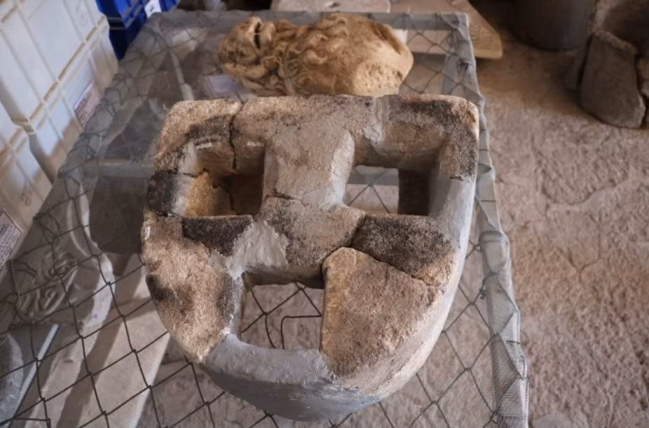 Ước tính chiếc lò này có niên đại khoảng 1.500 năm tuổi, thuộc thế kỷ thứ 5 Sau Công Nguyên. Ảnh: @Đại học Çanakkale Onsekiz Mart (ÇOMÜ).