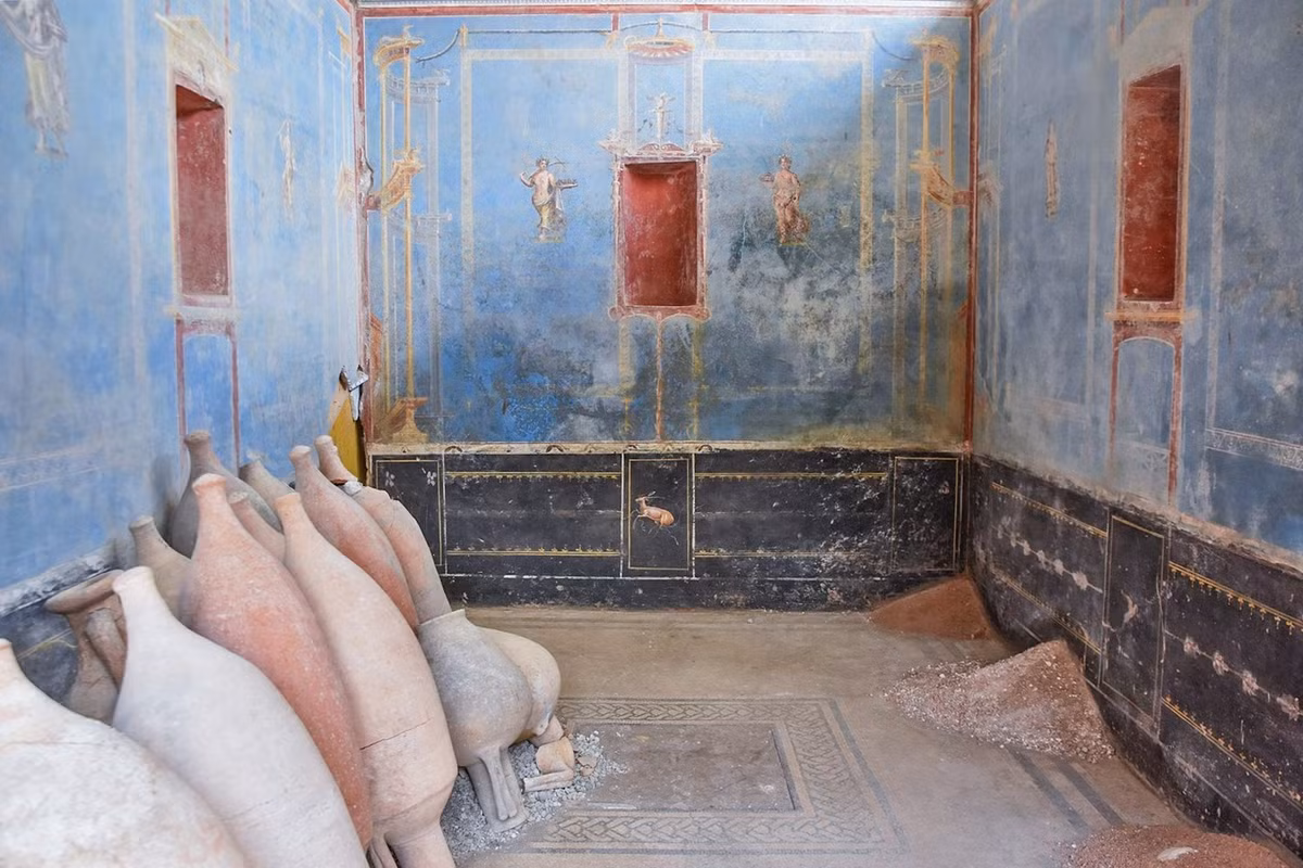 Khu vực linh thiêng này có những bức tường được sơn màu xanh da trời tuyệt đẹp, một màu sắc hiếm thấy ở Pompeii và thường chỉ dành cho những nơi rất quan trọng. Ảnh: @OptimoPrincipi.