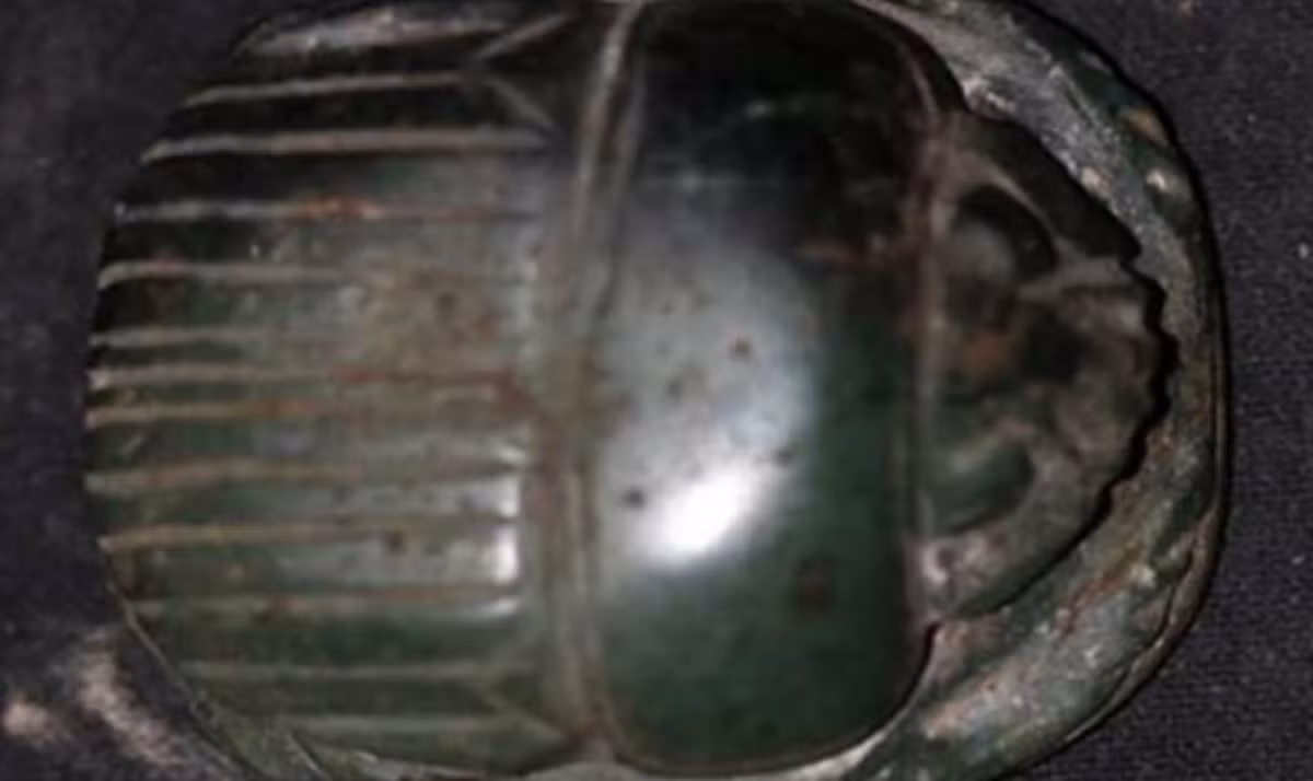 Mostafa Waziri, Tổng Thư Ký Hội đồng Cổ vật Tối cao và là người đứng đầu đoàn khai quật, cho biết ngôi mộ chứa một bộ sưu tập bùa hộ mệnh và tượng bọ hung với nhiều hình dạng và kích cỡ khác nhau. Ảnh: @Hội đồng Cổ vật Tối cao Ai Cập.