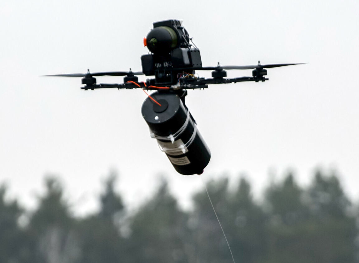 Cả Nga và Ukraine trong cuộc chiến đang diễn ra ở Ukraine đều ngày càng sử dụng máy bay không người lái cáp quang. Tuy nhiên, ngoài giới hạn khoảng cách, cáp quang có thể làm tăng trọng lượng, ảnh hưởng đến khả năng tải trọng của máy bay không người lái. Kiev đã tăng cường sản xuất máy bay không người lái cáp quang, nhưng một vấn đề đặt ra là việc mua cáp quang, vốn rất khó sản xuất. Trung Quốc thì hiện là một trong những quốc gia sản xuất và xuất khẩu cáp quang lớn nhất thế giới. Ảnh: @Kalashnikov.