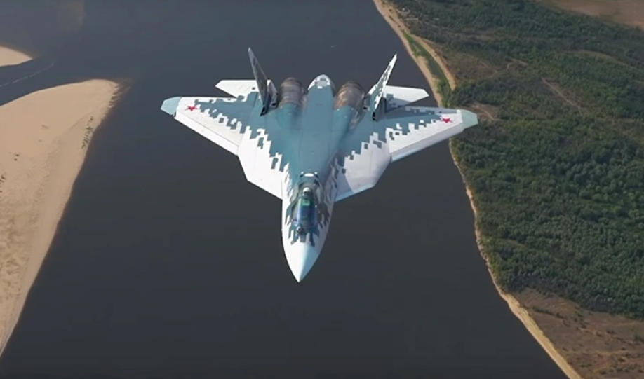 Việc Nga sẵn sàng chuyển mã nguồn của Su-57E có thể định hình lại chiến lược phòng thủ của Ấn Độ, mang lại quyền kiểm soát chưa từng có đối với một nền tảng tiên tiến, và đặt ra câu hỏi về tương lai của chương trình máy bay chiến đấu nội địa của Ấn Độ. Ảnh: @Sputnik Africa.