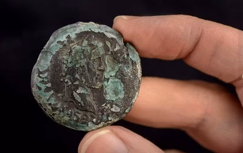 Việc tìm thấy đồng xu quý hiếm này như là lời nhắc nhở sống động về tầm quan trọng của việc trao đổi lưu thông hàng hóa tiền tệ giữa La Mã và Israel cổ đại. Ảnh: @Cơ quan Cổ vật Israel.