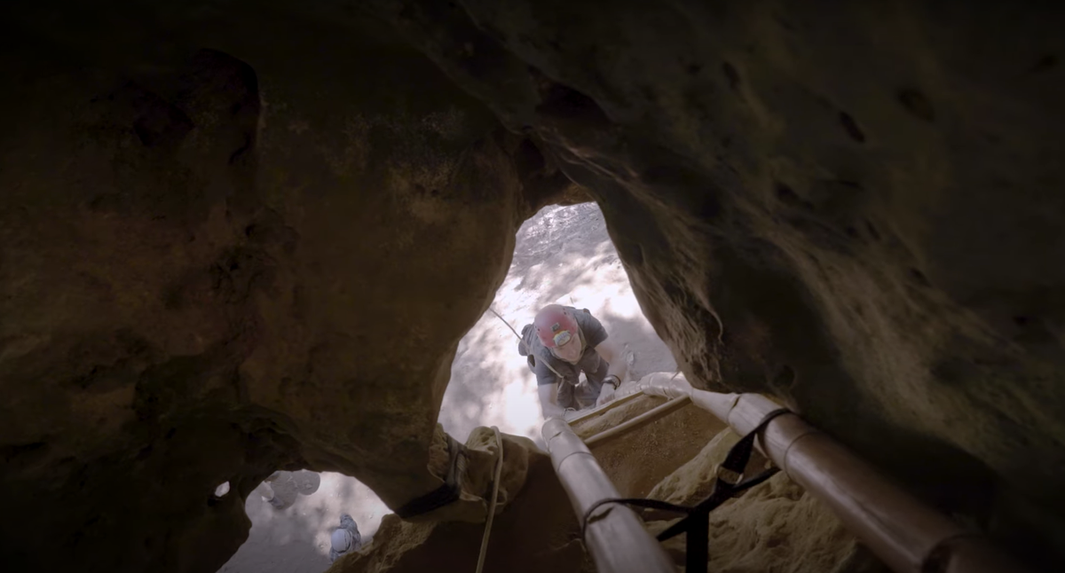 Đó là một bức tranh hang động tiền sử, ước tính có niên đại ít nhất khoảng 43.900 năm tuổi. Ảnh: @Đại học Griffith.