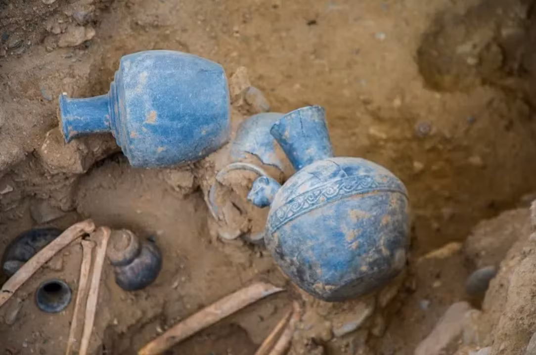 Bên cạnh các bộ hài cốt, các chuyên gia còn tìm thấy thêm một bộ sưu tập đồ tùy táng chôn theo cực kỳ ấn tượng. Chúng bao gồm đồ gốm, đồ vật bằng xương và đá chạm khắc, cũng như các loại vải dệt đã hỏng. Ảnh: @Đại học Wrocław.