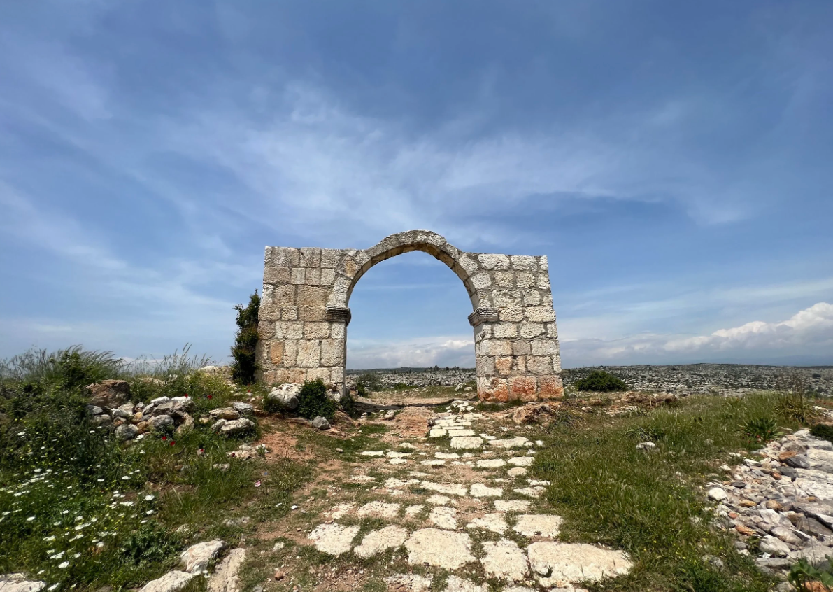 Khi dân làng chuẩn bị một khu chôn cất mới ở Yunusoglu, thì họ bất ngờ khai quật được một chiếc chum gốm cổ. Ảnh: @Bảo tàng thành phố Tarsus.