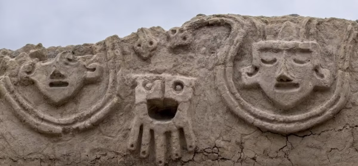 Có 2 trong số 3 khuôn mặt kể trên có đôi mắt nhắm nghiền và đều có con rắn dài bao quanh. Ảnh: @Đại học Quốc gia Trujillo.