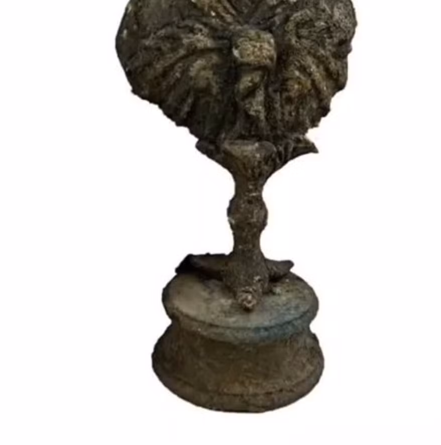 Hiện vật này mô tả nữ thần Isis đứng trên một bệ ba chân nhô ra từ một đài hoa ba lá — một họa tiết điển hình tượng trưng cho sự sống và tái sinh. Ảnh: @Đại học Kỹ thuật Karadeniz.