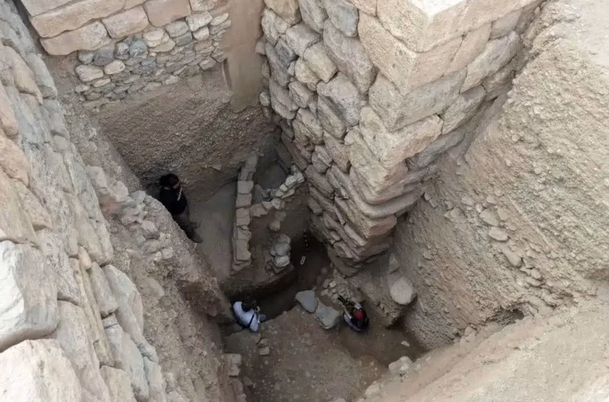 Để tiếp cận được những bức tường cung điện cao hơn sáu mét và dày hai mét này, các nhà khảo cổ học đã phải đào sâu tám mét dưới mặt đất, băng qua những di tích từ thời Ba Tư, Hy Lạp cổ đại, La Mã và Byzantine. Ảnh: @Đại học Wisconsin-Madison.