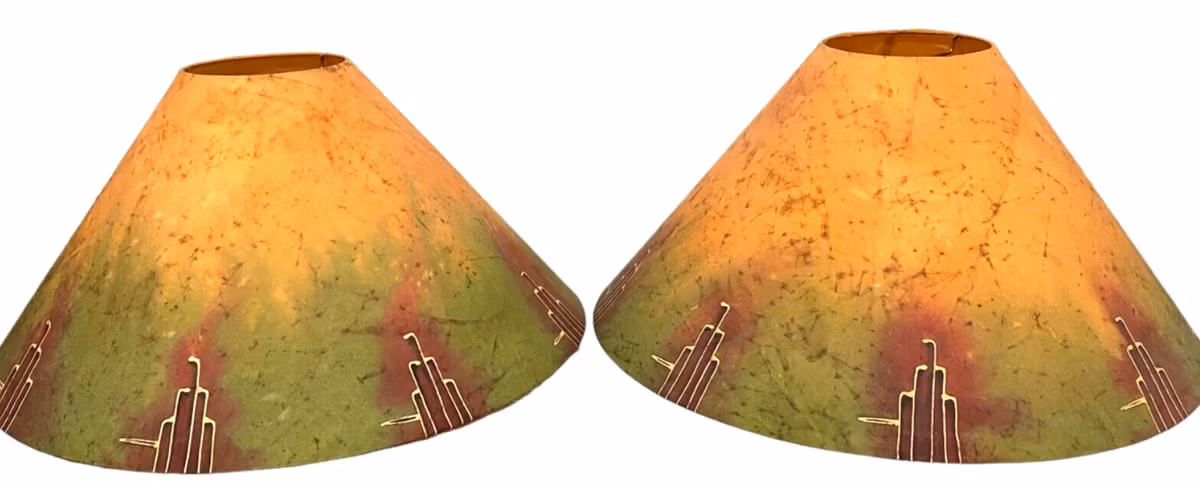 Để thực hiện, trong buồng thí nghiệm chứa không khí và khí acetaldehyde, nhóm chuyên gia đã dùng một chụp đèn bằng nhôm, bên trong là bóng đèn halogen 100 watt. Trên chụp đèn này có phủ chất xúc tác nhiệt phân hủy VOC bao gồm titanium dioxide và một lượng nhỏ platinum. Ảnh: @ebay.