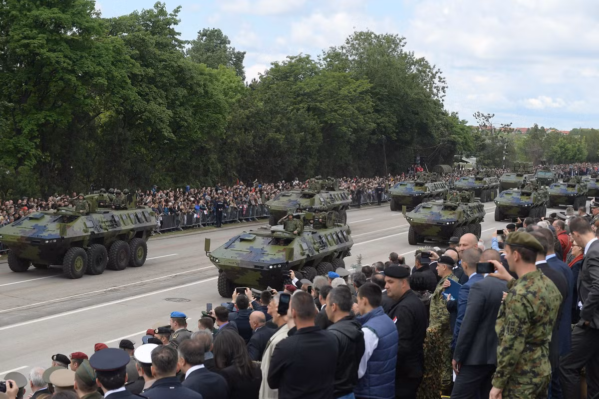 Việc lựa chọn phô diễn đồng loạt các hệ thống vũ khí có nguồn gốc từ nhiều quốc gia khác nhau không phải ngẫu nhiên. Nó phản ánh chiến lược rõ ràng của Serbia: đa phương hóa hợp tác quốc phòng, không để bị phụ thuộc vào một cường quốc duy nhất.