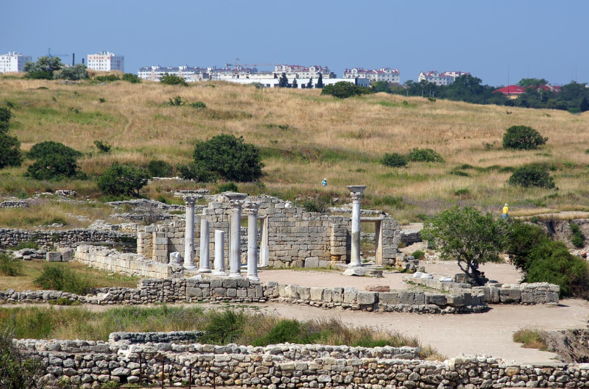 Vị trí hẻo lánh của thành phố cổ Chersonesus khiến nơi đây vừa là một trạm quan sát chiến lược trên các tuyến đường thương mại Biển Đen, vừa là nơi lưu đày của các nhân vật nổi tiếng, bao gồm Giáo hoàng Clement I, Giáo hoàng Martin I và Hoàng đế bị phế truất Justinian II. Ảnh: @Đại học Khai khoáng Saint Petersburg.
