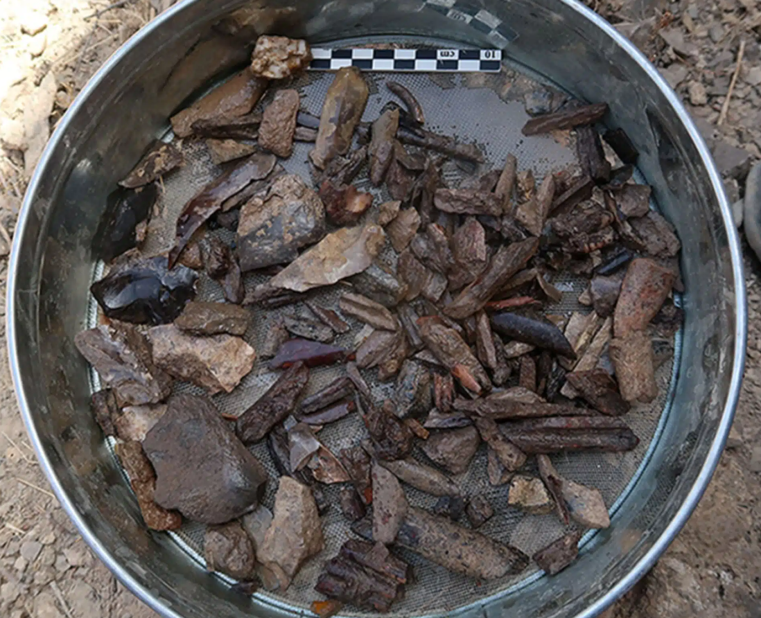 Trong hang đá cổ, Yossi Zaidner, một nhà khảo cổ học cấp cao tại Đại học Hebrew Jerusalem và nhóm của ông đã phát hiện ra nhiều loại công cụ bằng đá, trong đó có đá lửa được chế tác tinh xảo, lưỡi dao và mảnh đá. Ảnh: @Đại học Hebrew Jerusalem.