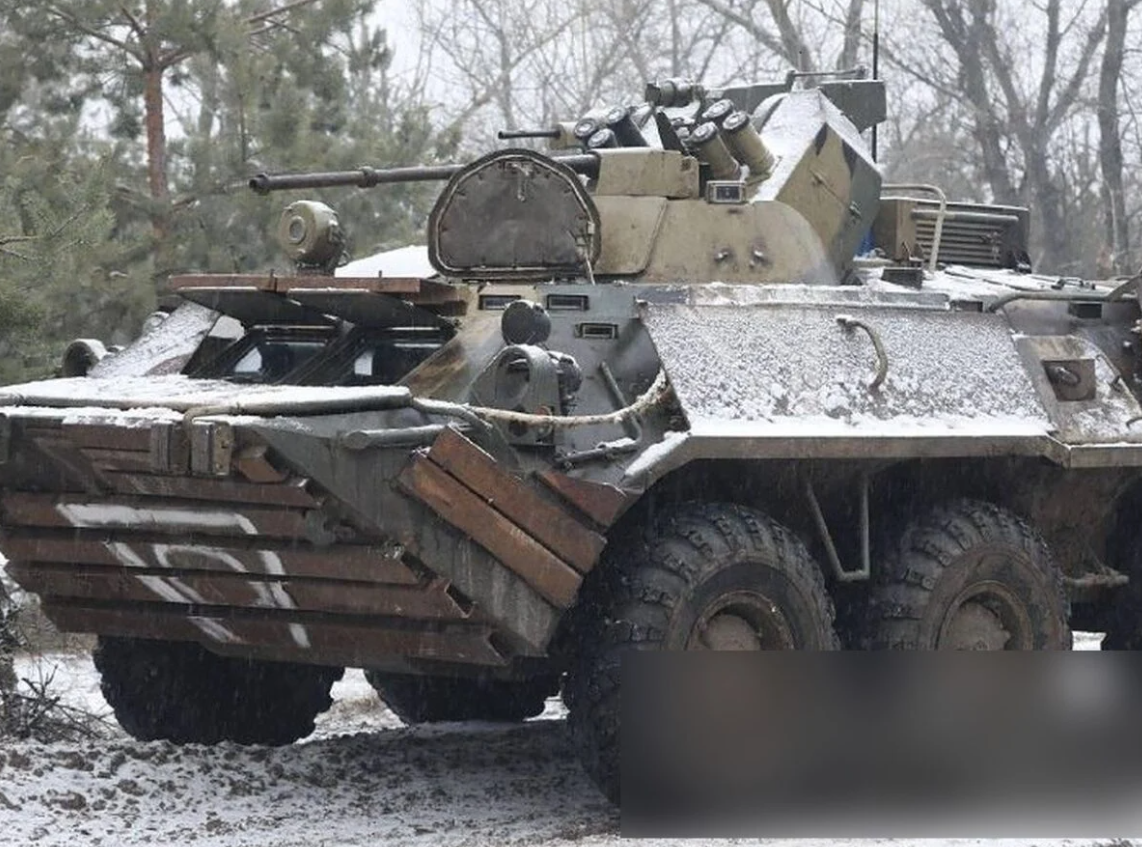 Việc tích hợp Module trạm vũ khí điều khiển từ xa “Boomerang-Burevestnik” trên Xe bọc thép chở quân BTR-82 phản ánh nỗ lực của Moscow, nhằm mở rộng khả năng tác chiến của các phương tiện chiến đấu truyền thống trong bối cảnh tổn thất nặng nề trên chiến trường Ukraine. Ảnh: @ Defence Blog.