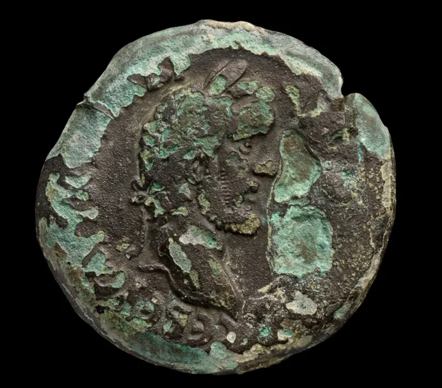 Đó là một đồng xu cổ được làm bằng đồng, ước tính có niên đại khoảng 1.850 tuổi. Ảnh: @Cơ quan Cổ vật Israel.