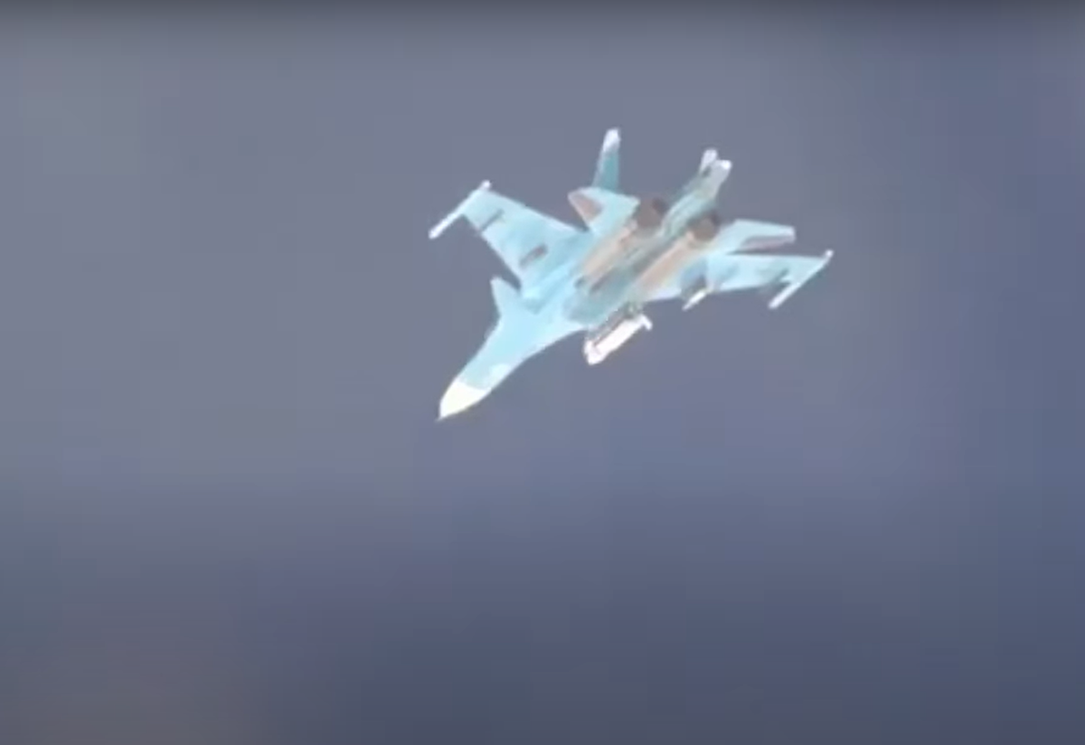 Sau đó, máy bay ném bom Su-34 và máy bay không người lái Geran-2 của Nga tấn công các vị trí mục tiêu bằng bom dẫn đường UMPK-500 và đạn dược lơ lửng. Ảnh: @Bộ Quốc phòng Nga.