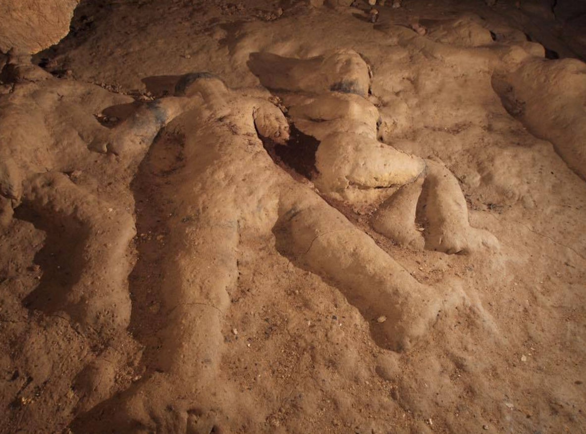 Các nhà nghiên cứu quốc tế đã phân tích hàng chục tác phẩm điêu khắc và phù điêu bằng đất sét chưa nung được tạo hình cách đây hơn một nghìn năm trong một hang động được người bản địa coi là linh thiêng. Ảnh: @ Leslie F. Zubieta Calvert.