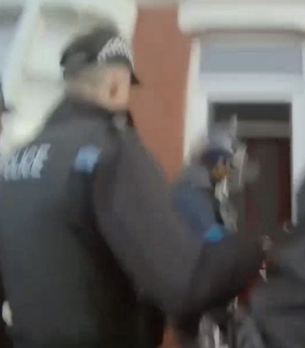 Lần theo các manh mối từ những chiếc điện thoại này, các điều tra viên đã nhanh chóng vẽ ra được một mạng lưới đồng phạm đang hoạt động ở bên ngoài. Trong số đó, nổi bật là bạn gái của Garnett, Shannon Hilton và hai tên tay chân thân tín khác là Dalbir Sandhu và Jason Gerrand. Cảnh sát bắt đầu theo dõi chặt chẽ nhóm người này nhưng họ vẫn cần một bằng chứng đủ mạnh để có thể cất lưới. Và bằng chứng đó đã đến từ một "nhân chứng" không thể ngờ tới.