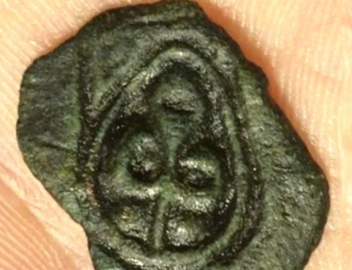 Ấn tượng ban đầu được chính người phát hiện chia sẻ, nó có thể dao động giữa niên đại Thời Trung Cổ và giả thuyết thời Saxon. Nhưng khi xem xét kỹ hơn về hình dạng và ngôn ngữ biểu tượng, người ta thấy có nhiều khả năng nó có niên đại cổ xưa hơn nữa. Ảnh: @Wez Biddles.