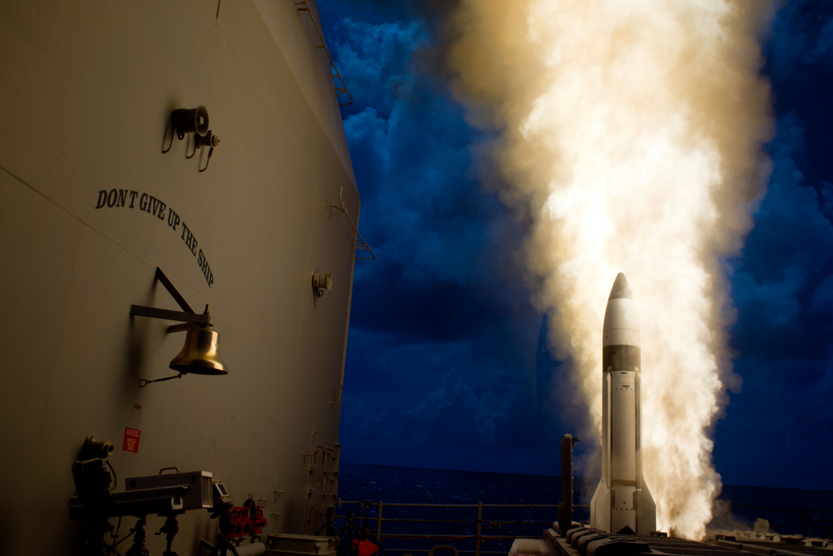 Một biến thể trên bộ của hệ thống này, có tên gọi là AEGIS Ashore, được phát triển với radar AN/SPY-1 và Hệ thống phóng thẳng đứng Mark 41 cho phép các quốc gia không có hạm đội tàu khu trục triển khai dễ dàng để phòng thủ tên lửa. Ảnh: @ Army Recognition.