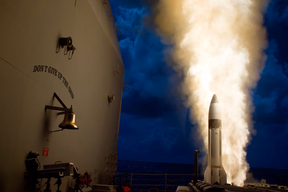 Một biến thể trên bộ của hệ thống này, có tên gọi là AEGIS Ashore, được phát triển với radar AN/SPY-1 và Hệ thống phóng thẳng đứng Mark 41 cho phép các quốc gia không có hạm đội tàu khu trục triển khai dễ dàng để phòng thủ tên lửa. Ảnh: @ Army Recognition.